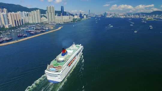 航拍行驶中的香港丽星邮轮