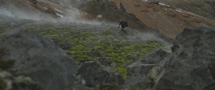 冰岛徒步旅行的摄影师