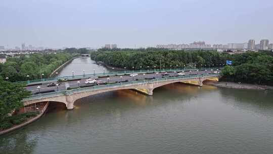 城市车流河流上的桥梁