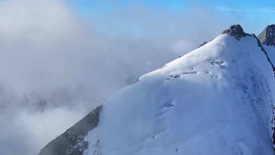 航拍攀登横断山脉乌库楚雪山山脊上的登山者