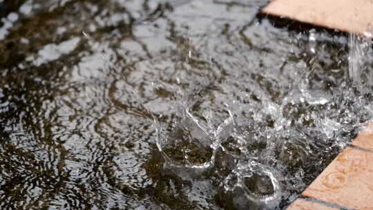 大雨溅起水花