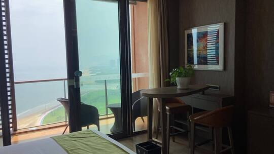 青岛红树林海景酒店客房，海景双人床视频素材模板下载