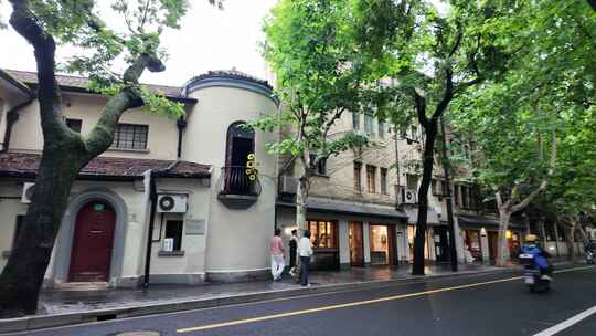 街道旁欧式建筑与行人景象