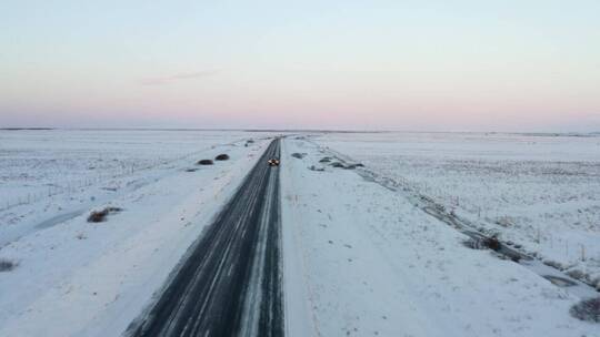 从空中俯瞰白雪皑皑的道路