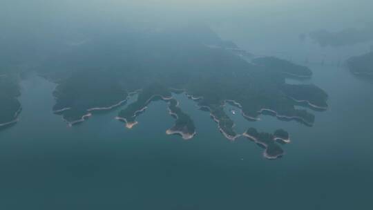 航拍杭州淳安千岛湖的山川湖景风光