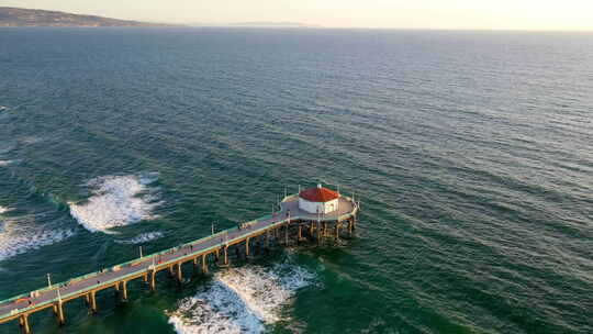 美国加利福尼亚州圆屋水族馆的航拍。飞越曼哈顿海滩码头机智的无人机镜头