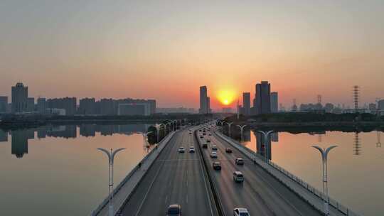 湖北武汉金银湖联通路夕阳与下班车流