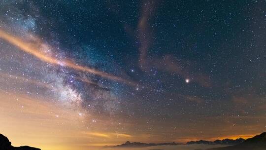银河系和恒星的流逝特写