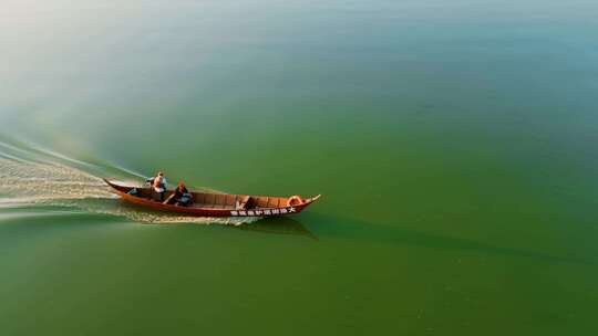 昆明滇池绿藻水面一只飞行捕捞船