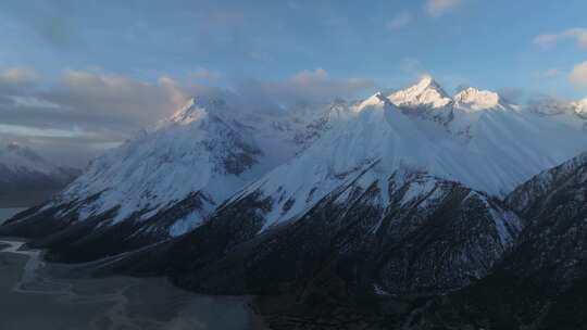 西藏昌都然乌湖来古雪山冰湖高空航拍