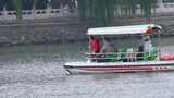 脚踏船公园租船游玩划船泛舟游湖高清在线视频素材下载