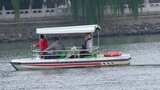 脚踏船公园租船游玩划船泛舟游湖高清在线视频素材下载