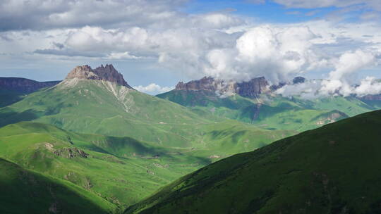 高加索山脉的延时景观