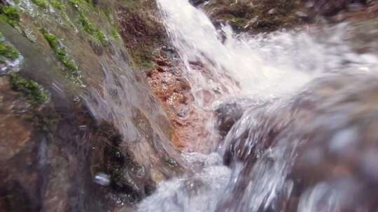 青山绿水山间小溪流淌水流特写升格