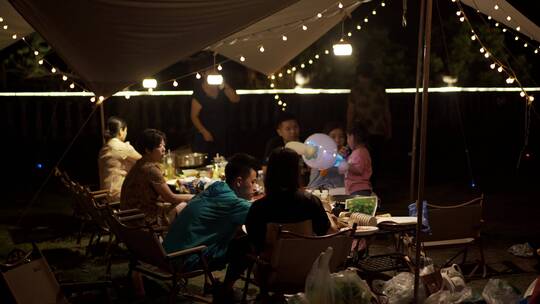 露营基地正在吃晚餐的一家人视频素材模板下载