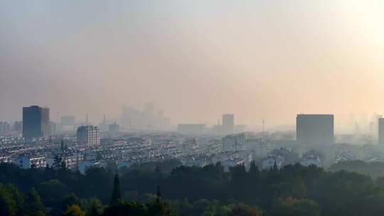 航拍苏州城市日出的晨雾风光视频素材模板下载