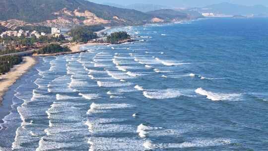 沿海公路边海浪翻涌的美丽海景