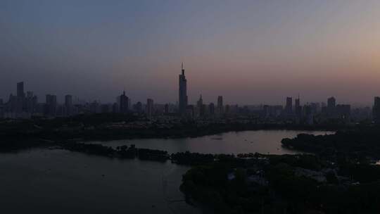 夕阳落日航拍南京玄武湖和紫峰大厦