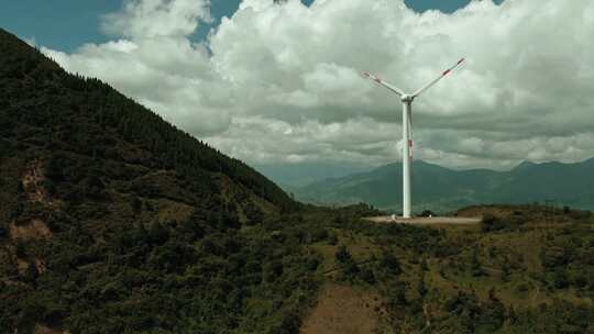 奇异的风力涡轮机在山上转动，云在空中