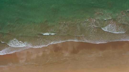 海浪拍打在沙滩上