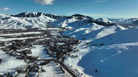 雪景滑雪度假村镇的景色航拍