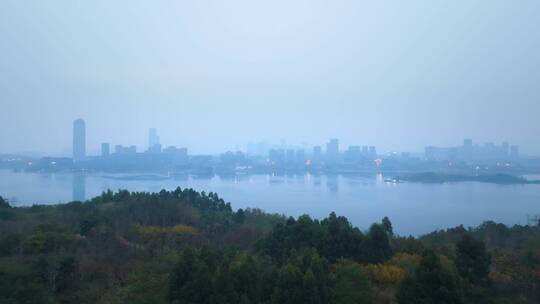 成都兴隆湖冬天蓝调朦胧湖景