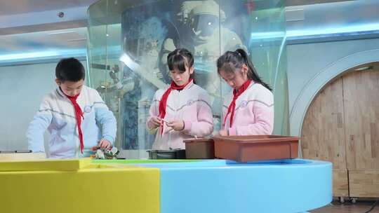 小学生室内搭建积木