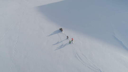 雪地车拉滑雪北极雄伟的景观