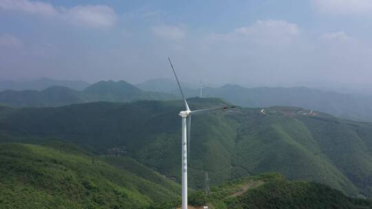 航拍高山上的风力发电机