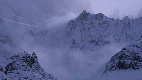 西藏高原雪山云雾缭绕