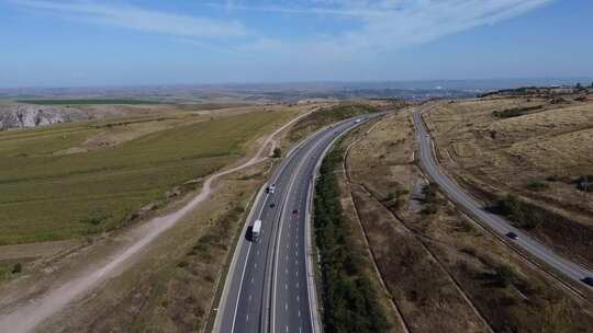 高速公路在特兰西瓦尼亚地区的罗马尼亚，鸟