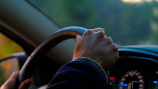 司机手握方向盘驾驶机动车视频素材模板下载