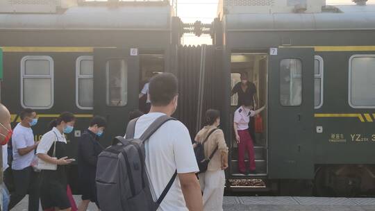 火车进站 等火车 绿皮火车 等火车的人群视频素材模板下载