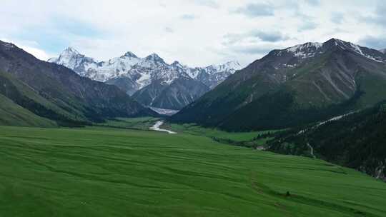 夏塔景区木札特峰昭苏伊犁雪山林场