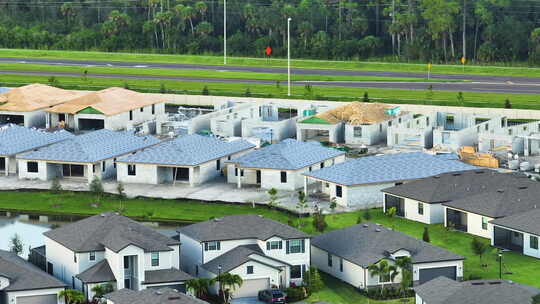 佛罗里达州封闭生活俱乐部新拥挤房屋建筑工地鸟瞰图