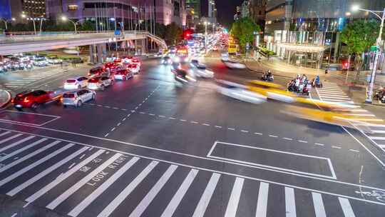 繁忙的城市街道十字路口