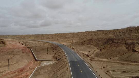 航拍西北丹霞地貌加公路--青海