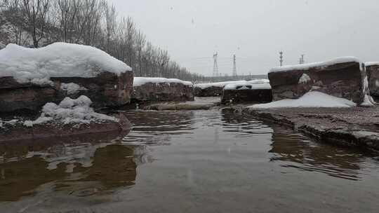 下雪天河水溪流实拍素材