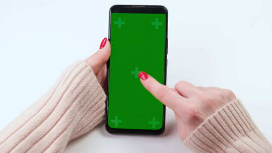 红指甲女人在垂直位置使用绿屏色度键智能手视频素材模板下载