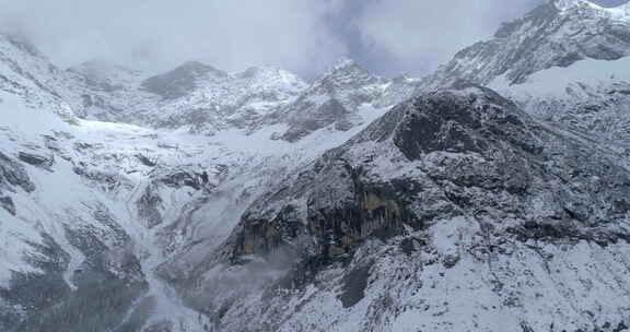 雄伟壮观四姑娘山双桥沟航拍雪山风景