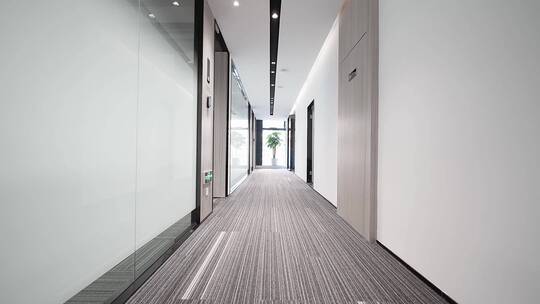 现代简装办公室内长长的走廊