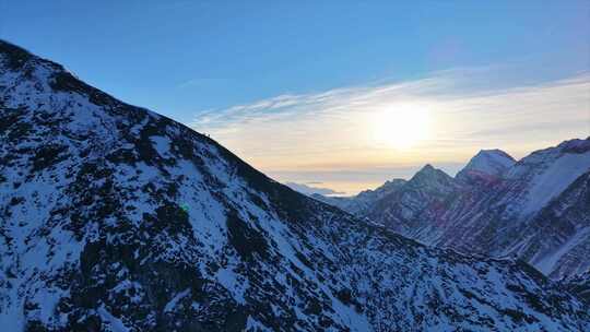 航拍四川岷山山脉雪宝顶山区日出风光