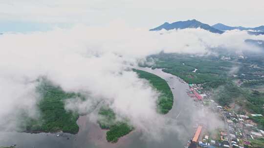 云上飞翔，下面是一个渔村，位于胡拉武里区