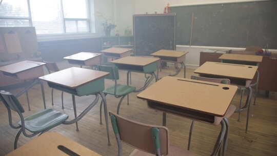 空荡荡的教室稳步穿过课桌