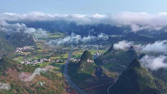 山间云雾缭绕的山村公路自然风景