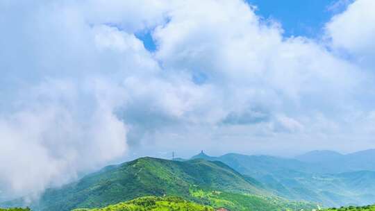 夏季晴天阳光下的山顶云海