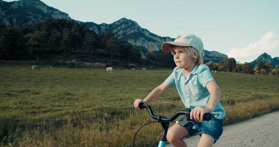 暑假乡村无忧无虑骑自行车的孩子肖像