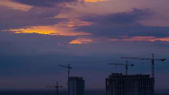 夕阳下城市建筑工地全景