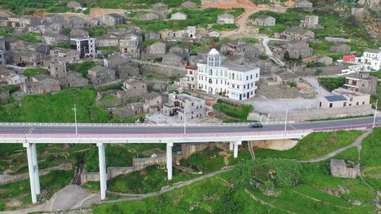 海边公路桥梁平潭最美环岛路行驶的车辆