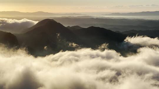 黄昏云雾缭绕的山脉云层景观